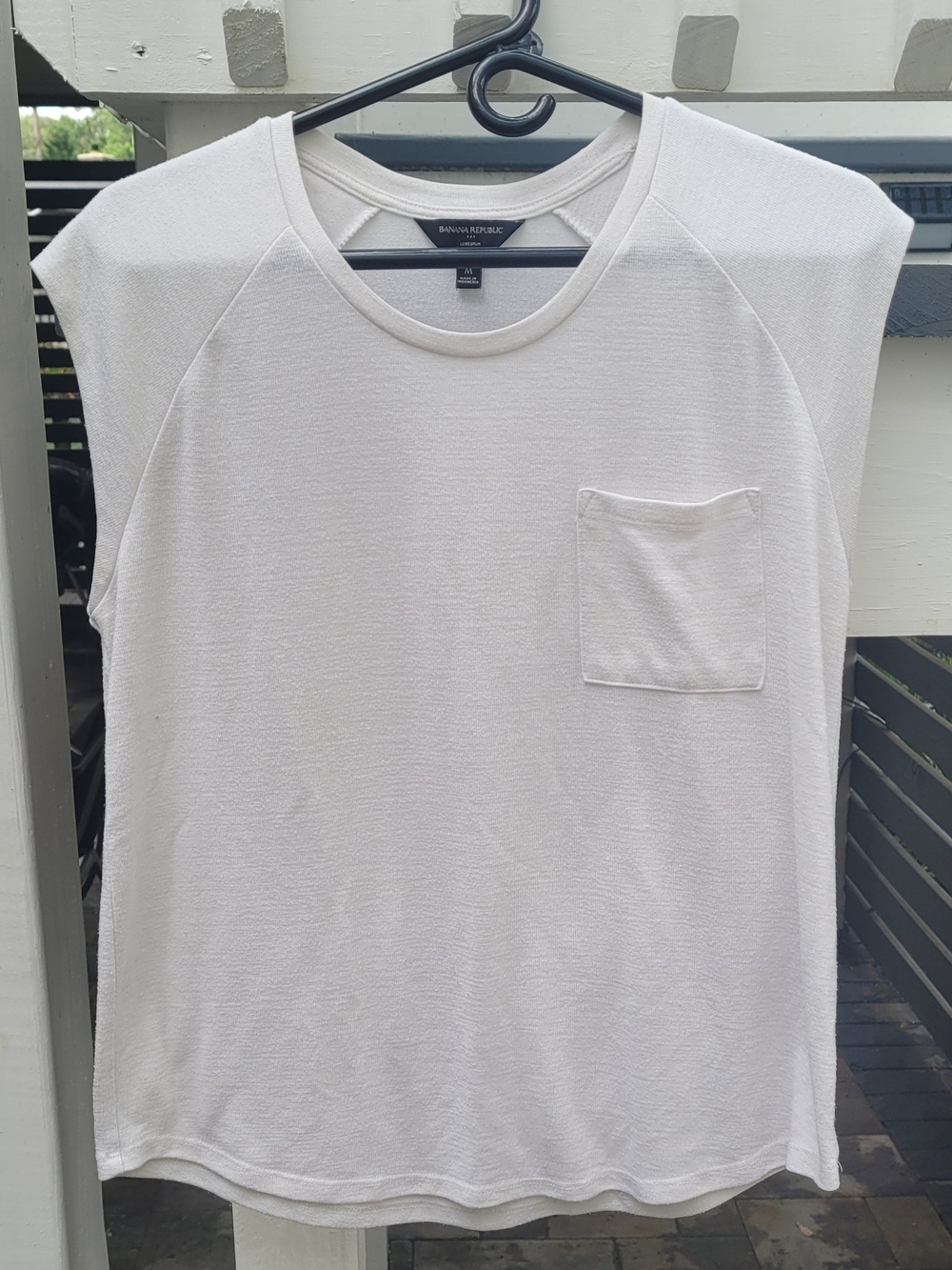 Banana Republic Womens White Pocket Crew Neck Shirt